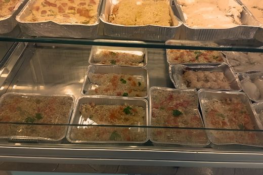 Preparati di pesce a Messina esposti nel banco frigo di Pescheria Morello