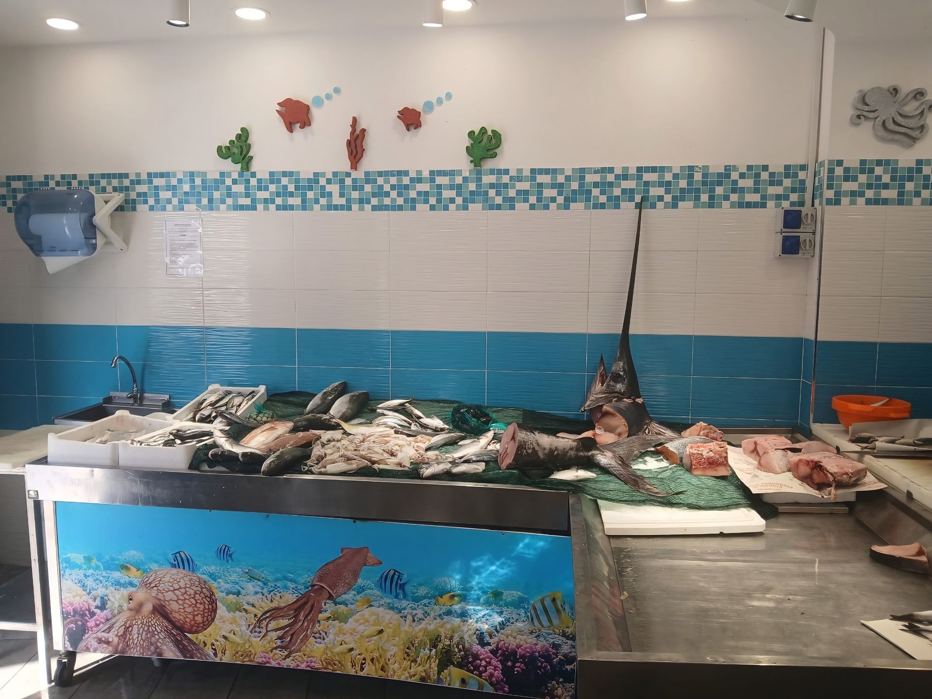 Banco con il pesce della Pescheria Morello in Via Consolare Pompea a Messina